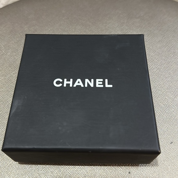 BRAND NEW CHANEL BROOCH - Picture 6 of 6